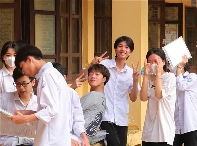 Các thí sinh điểm thi Trường THPT Đan Phượng trước giờ thi Toán. Ảnh: Hoàng Hiếu - TTXVN 